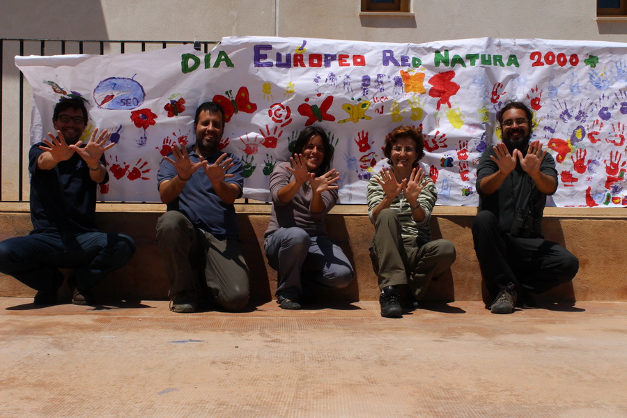 Mario, Pablo, Carmen, Nieves, Vicente y los niños de la Pipa