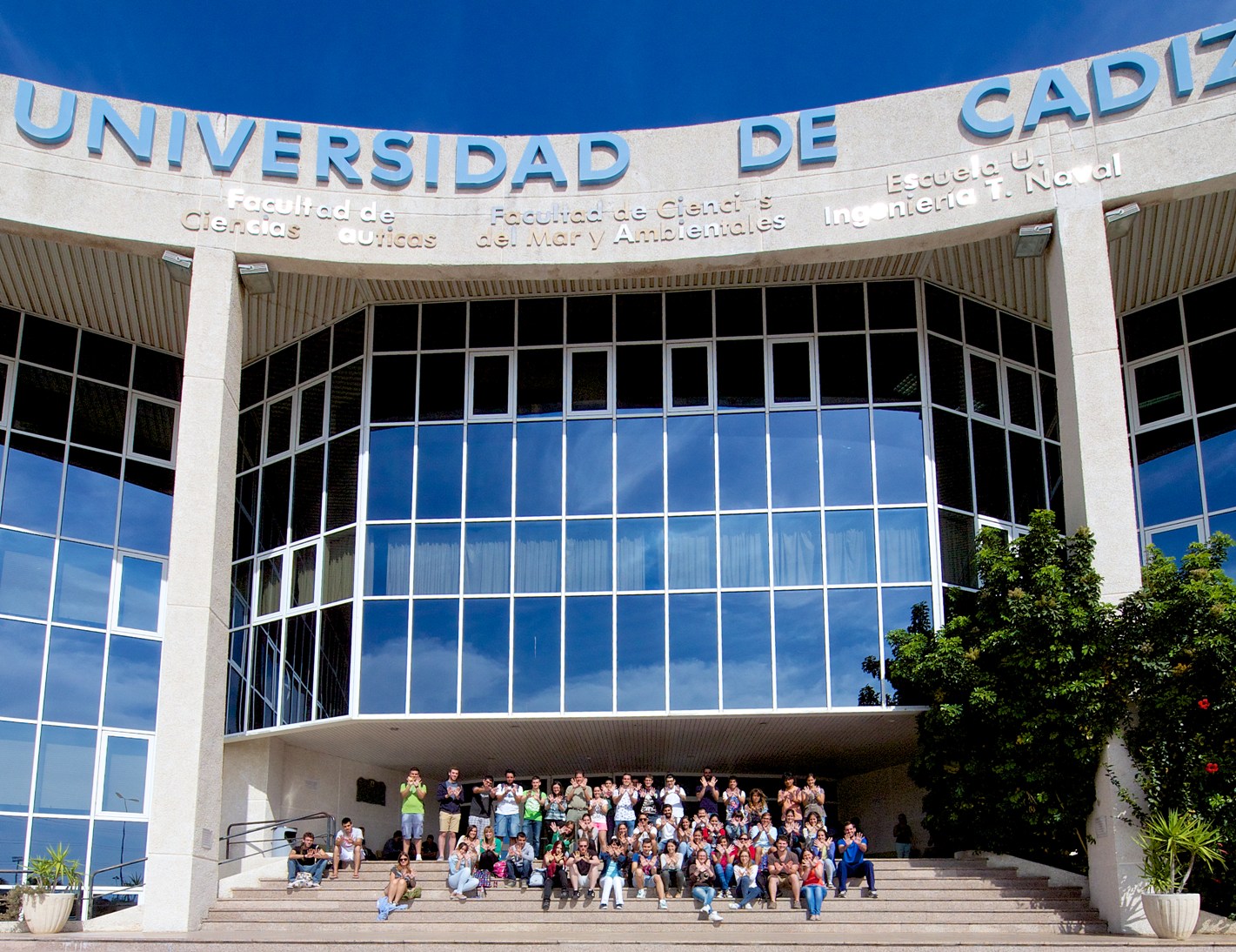 Alumnos de la Facultad de Ciencias del Mar y Ambientales de la Universidad de Cádiz celebrando el Día Europeo de la Red Natura 2000. Nuestro gesto por Doñana