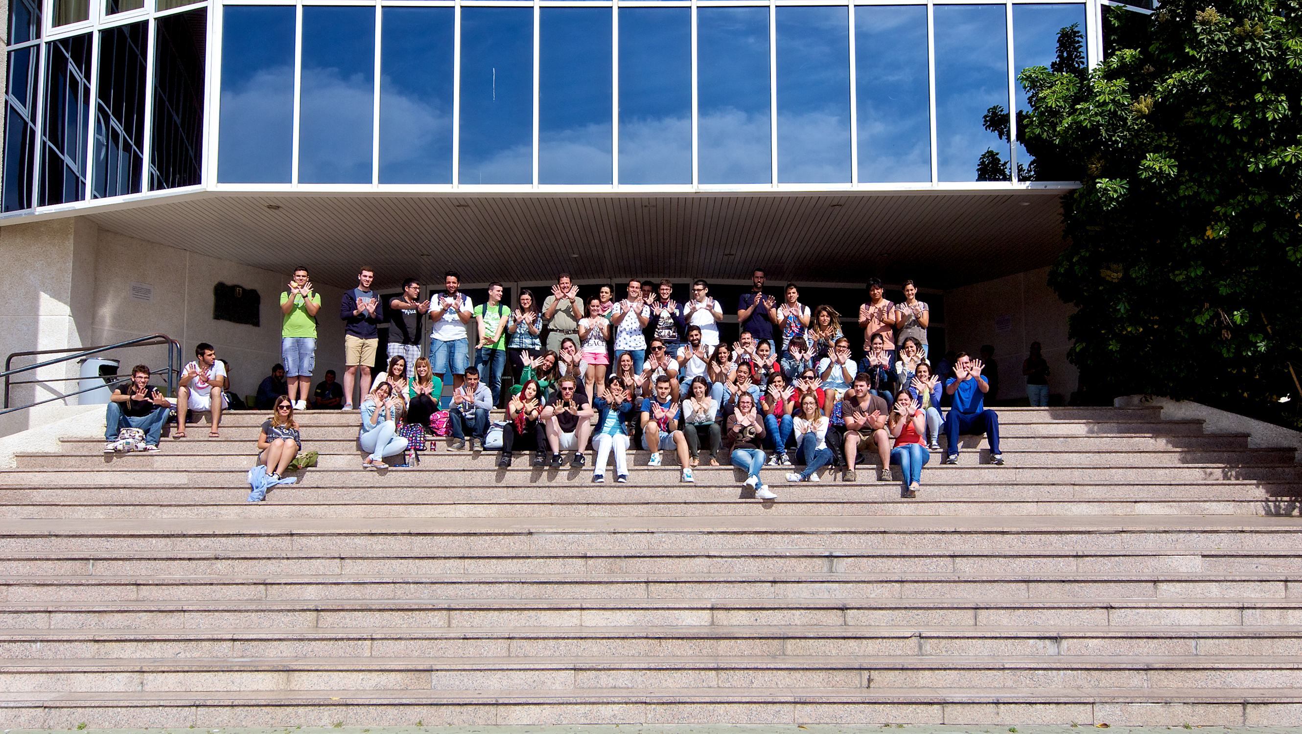 Alumnos de la Facultad de Ciencias del Mar y Ambientales de la Universidad de Cádiz celebrando el Día Europeo de la Red Natura 2000. Nuestro gesto por Doñana