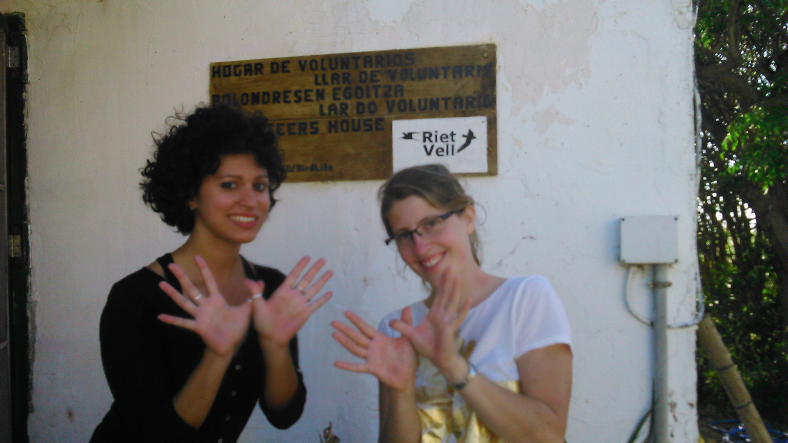 Almudena y Emma .Voluntarias en el hogar de voluntarios de Riet Vell