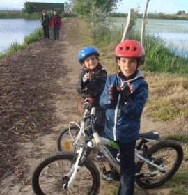 Jóvenes visitantes en bici