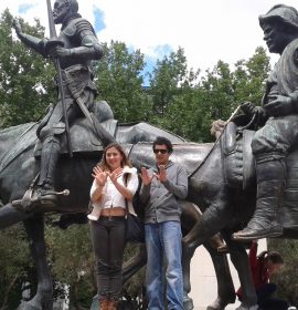 Ernesto Sánchez, con Don Quijote y Sancho Panza