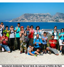 Algunos integrantes del Voluntariat Ambiental Torrent Verd, de ruta por el Peñón de Ifach