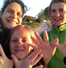 Montse, Hanna i Sara desde Riet Vell amb la Xarxa Natura 2000